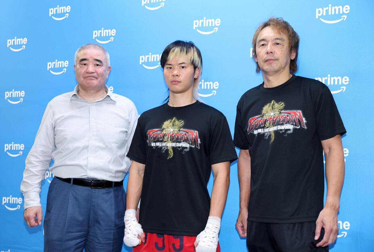 写真に納まる、左から浜田剛史氏、那須川天心、葛西裕一トレーナー（撮影・鈴木正人）