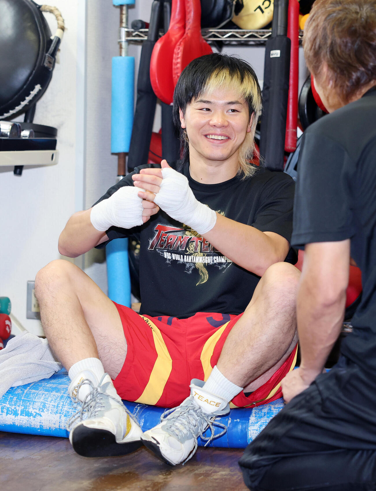 公開練習で笑顔を見せる那須川天心（撮影・鈴木正人）