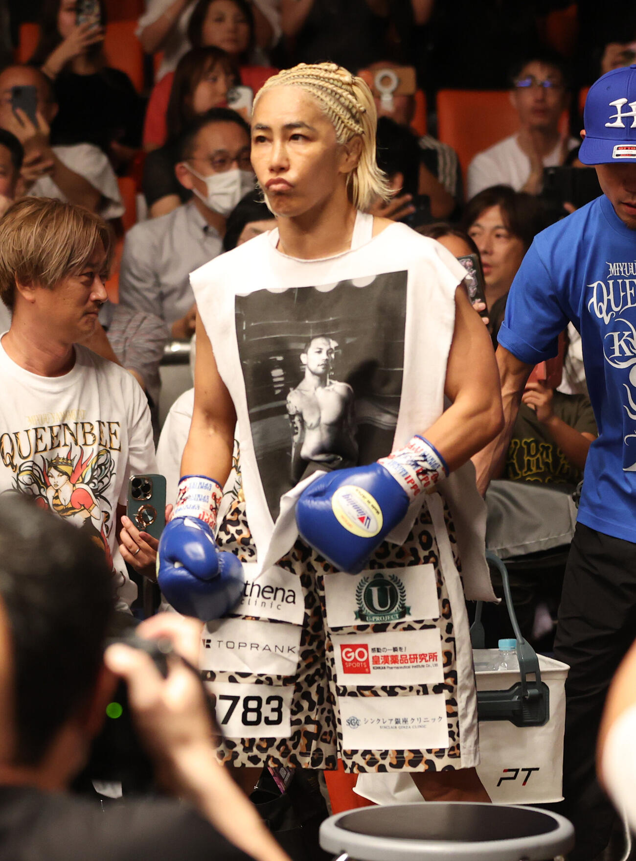 弟KIDさんのプリントされたTシャツを着て入場する山本美優（撮影・柴田隆二）
