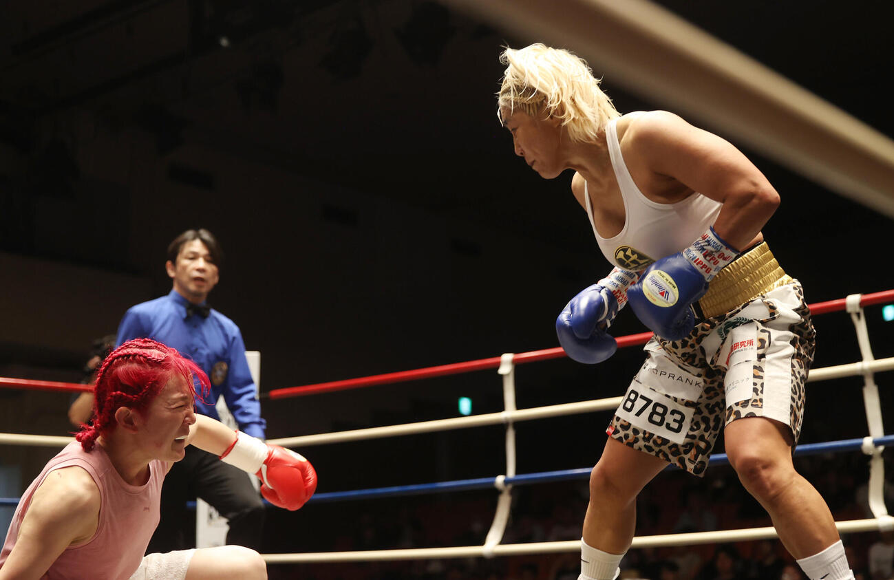 3回、山本美優（右）は顔面にパンチを決めダウンを奪う（撮影・柴田隆二）