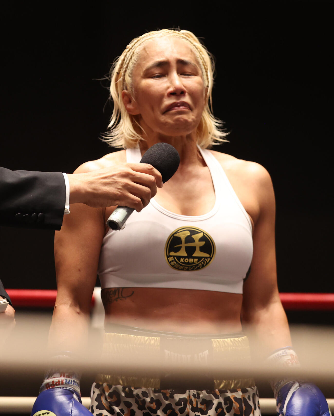 勝利した山本美優はインタビューで涙を流す（撮影・柴田隆二）