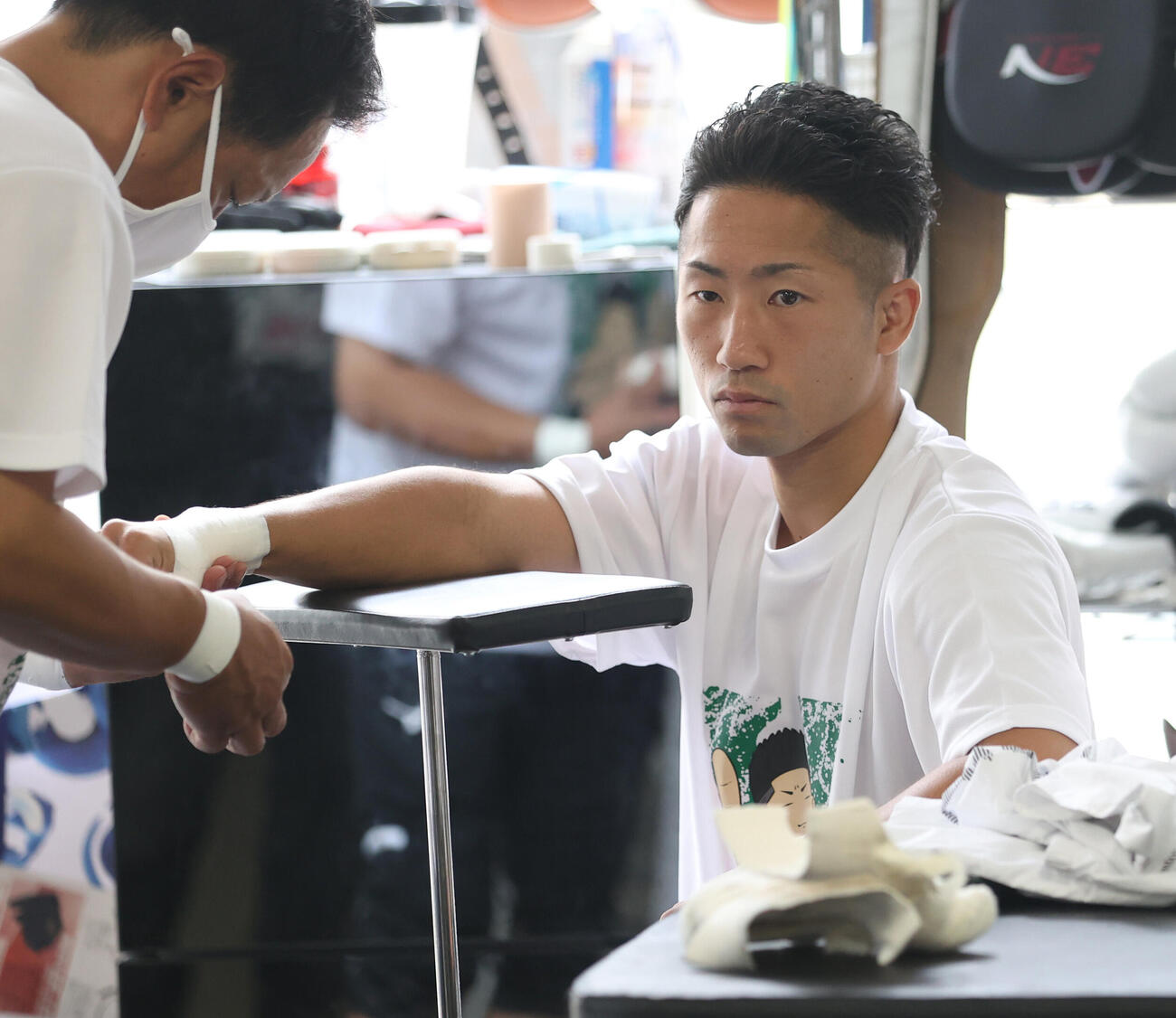 バンテージを巻く井上拓真（撮影・柴田隆二）
