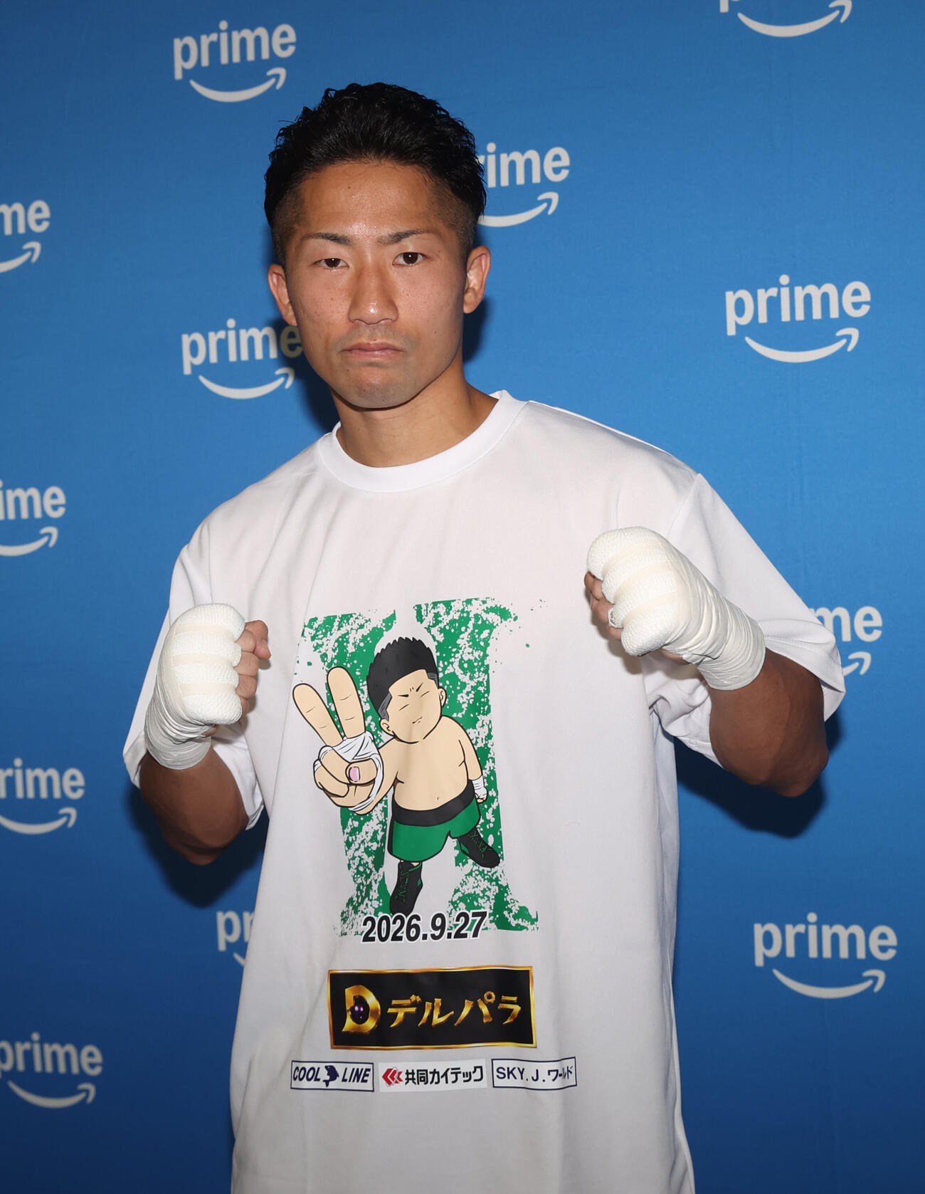 井上拓真はポーズを決める　（撮影・柴田隆二）