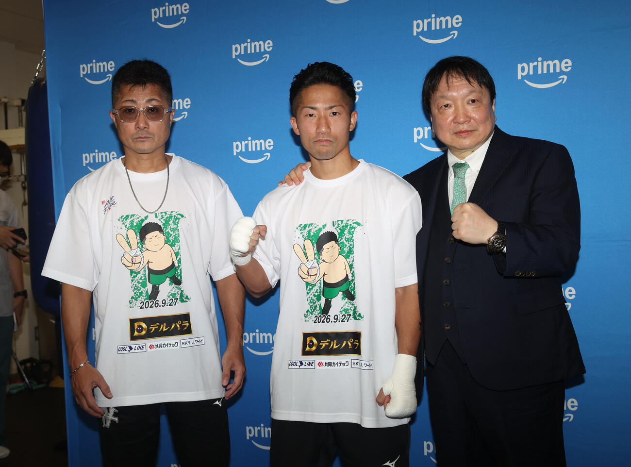 記念撮影に納まる、左から井上真吾トレーナー、井上拓真、大橋秀行会長（撮影・柴田隆二）
