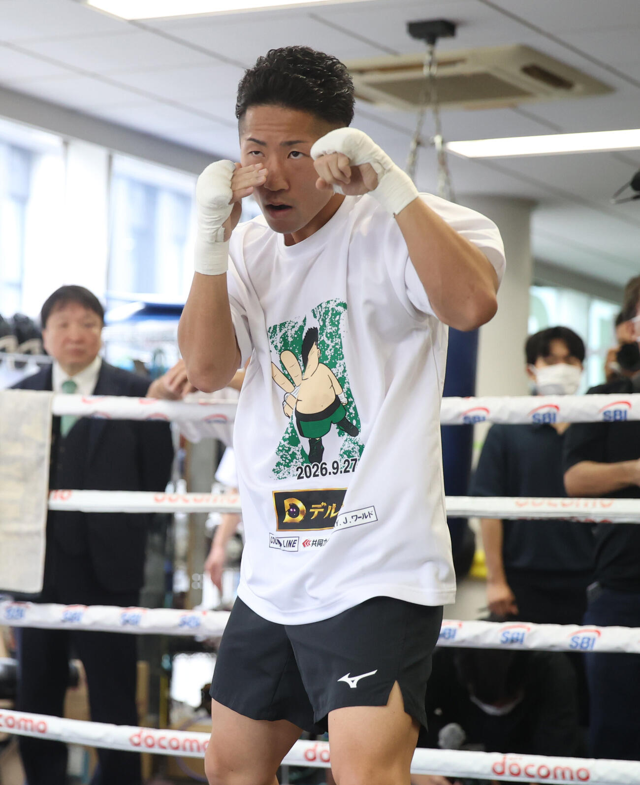 シャドーボクシングする井上拓真。左は大橋秀行会長（撮影・柴田隆二）