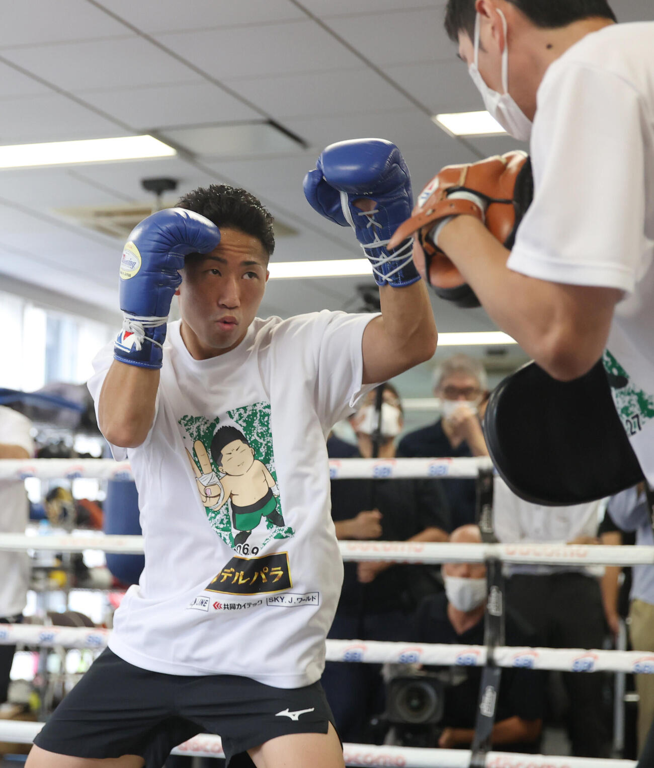 ミット打ちする井上拓真（撮影・柴田隆二）
