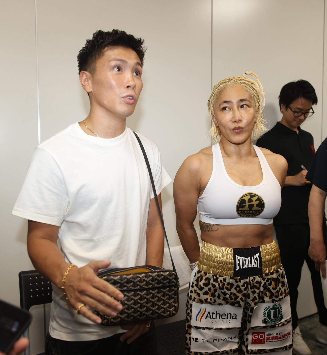 勝利した山本美優（右）は岩田翔吉WBC世界ライトフライ級王者と記念撮影に納まる（撮影・柴田隆二）