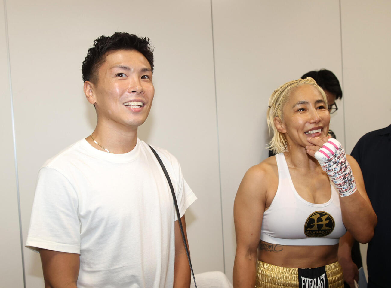 勝利した山本美優（右）は岩田翔吉WBC世界ライトフライ級王者と記念撮影に納まる（撮影・柴田隆二）