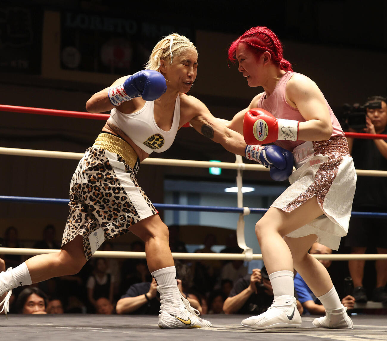 3回、山本美優（左）は田口智香にパンチを放つ（撮影・柴田隆二）