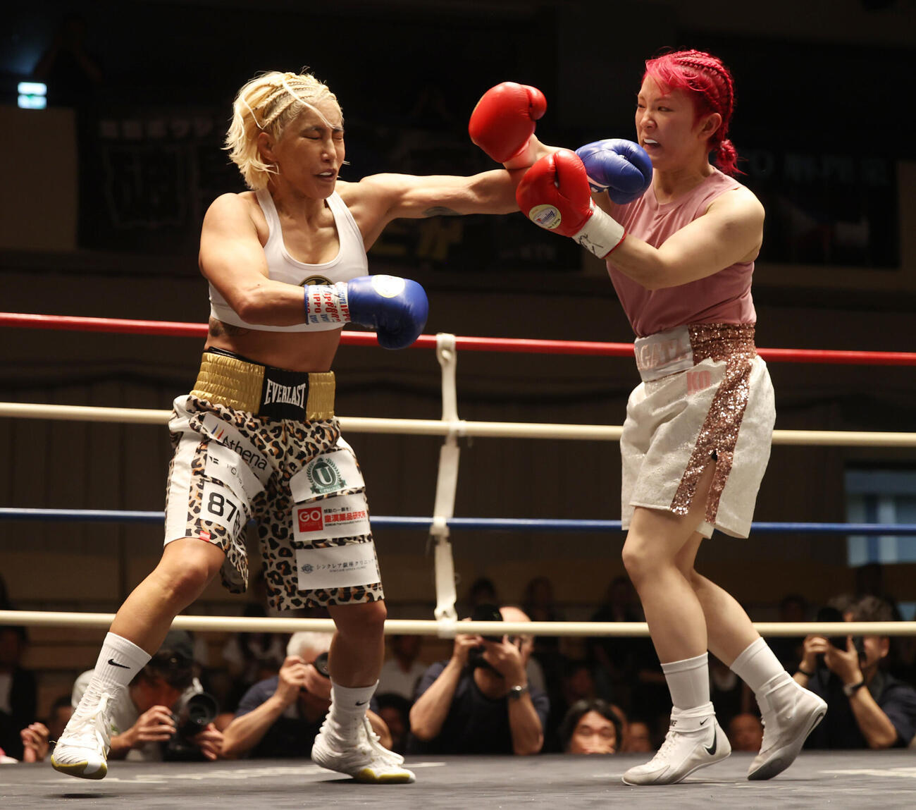 2回、山本美優（左）は田口智香にパンチを放つ（撮影・柴田隆二）