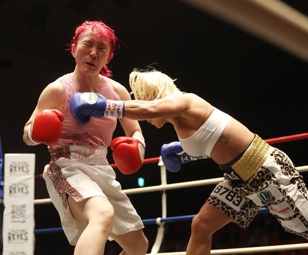 3回、山本美優（右）は顔面にパンチを決めダウンを奪う（撮影・柴田隆二）