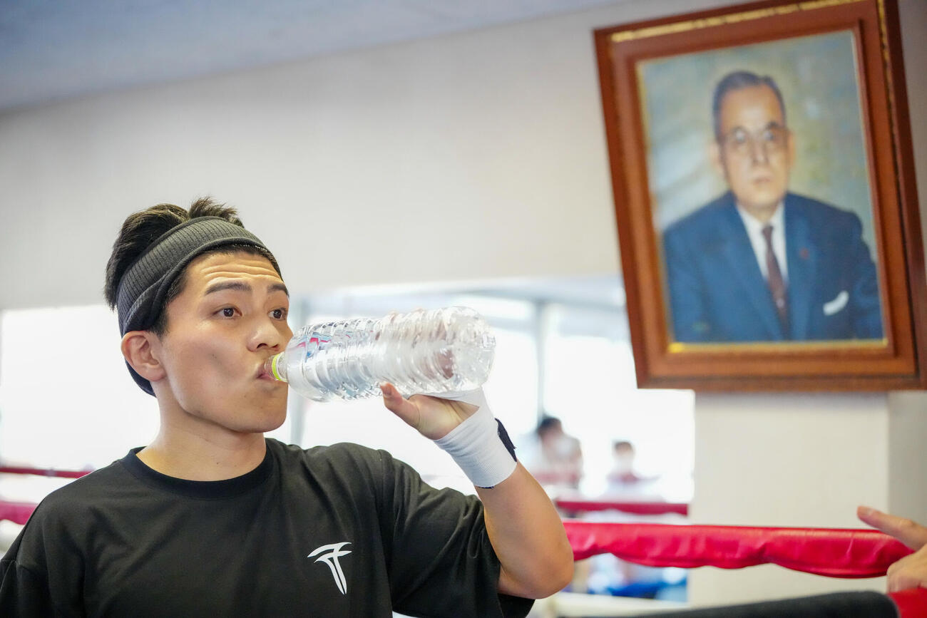 練習中、水分補給する坪井智也（撮影・江口和貴）