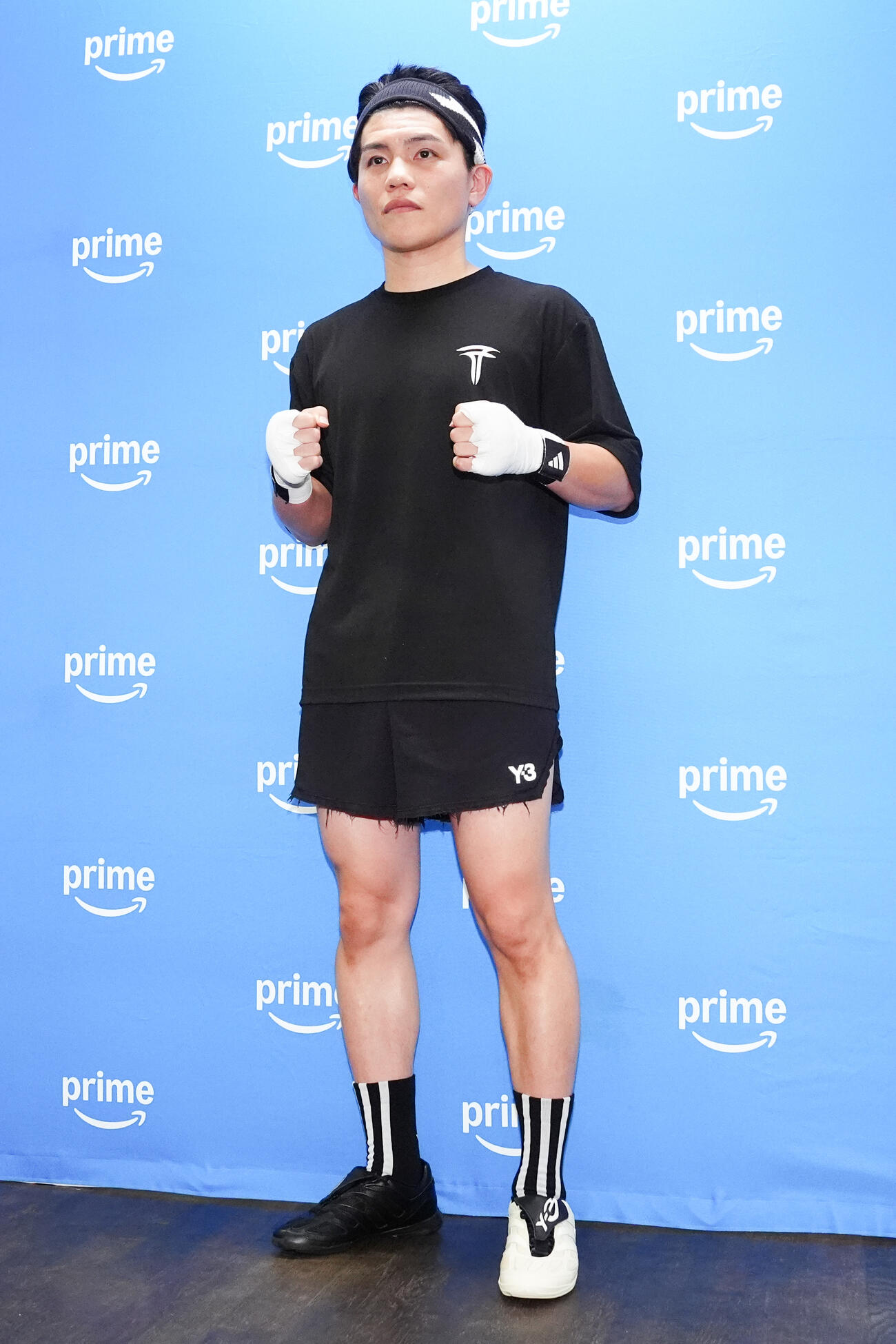 公開練習前、会見を行い、写真に納まる坪井智也（撮影・江口和貴）
