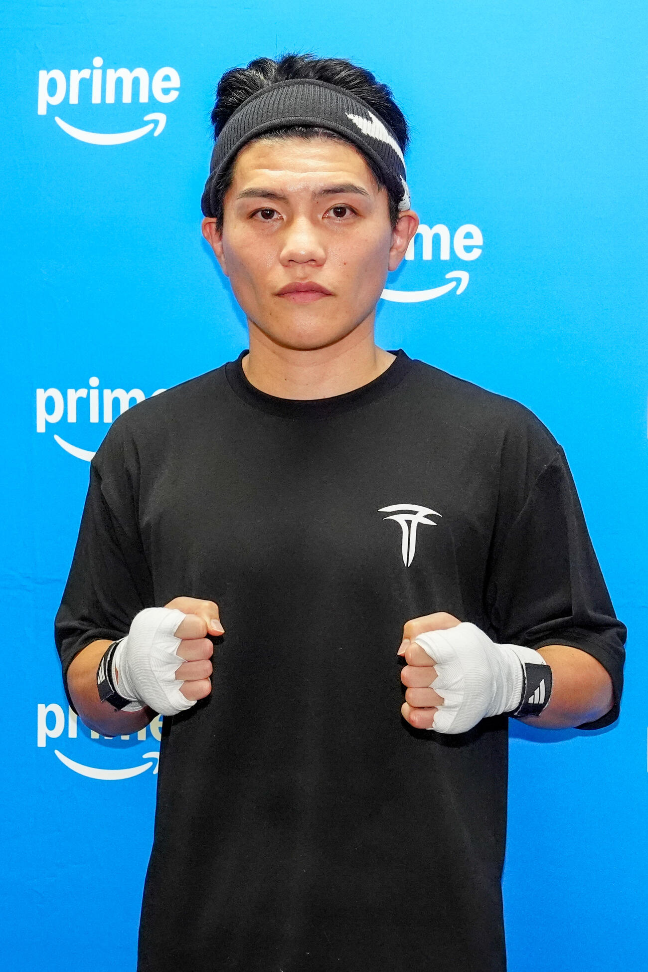 公開練習前、会見を行う坪井智也（中央）。左は帝拳ジム浜田剛史代表、右は田中繊大トレーナー（撮影・江口和貴）