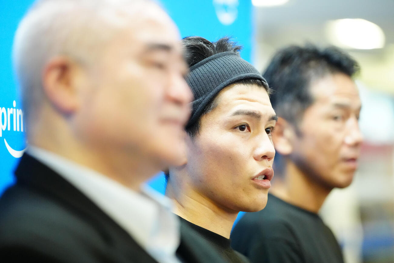 公開練習前に会見を行い、写真に納まる坪井智也（中央）ら。左は帝拳ジム浜田剛史代表、右は田中繊大トレーナー（撮影・江口和貴）