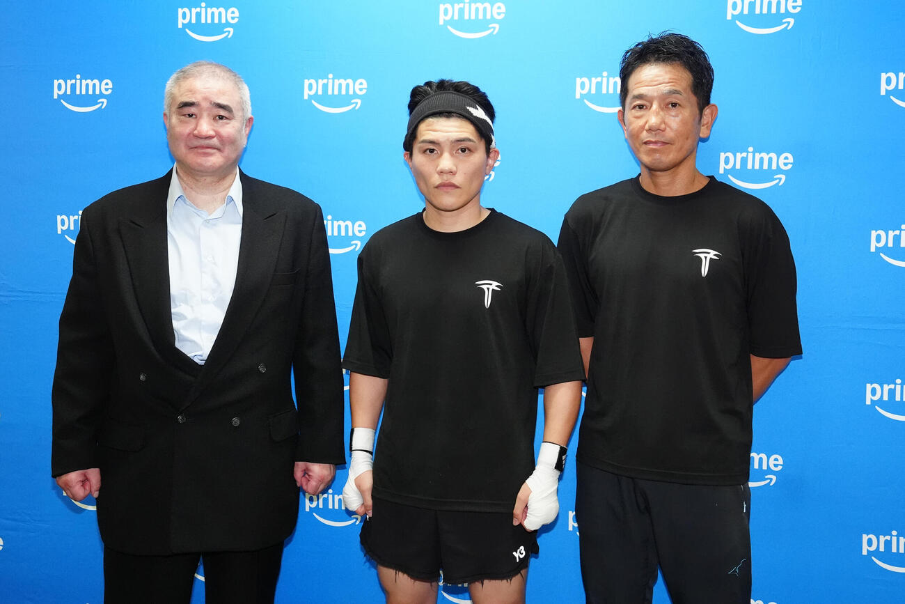 公開練習前に会見を行い、写真に納まる坪井智也（中央）ら。左は帝拳ジム浜田剛史代表、右は田中繊大トレーナー（撮影・江口和貴）