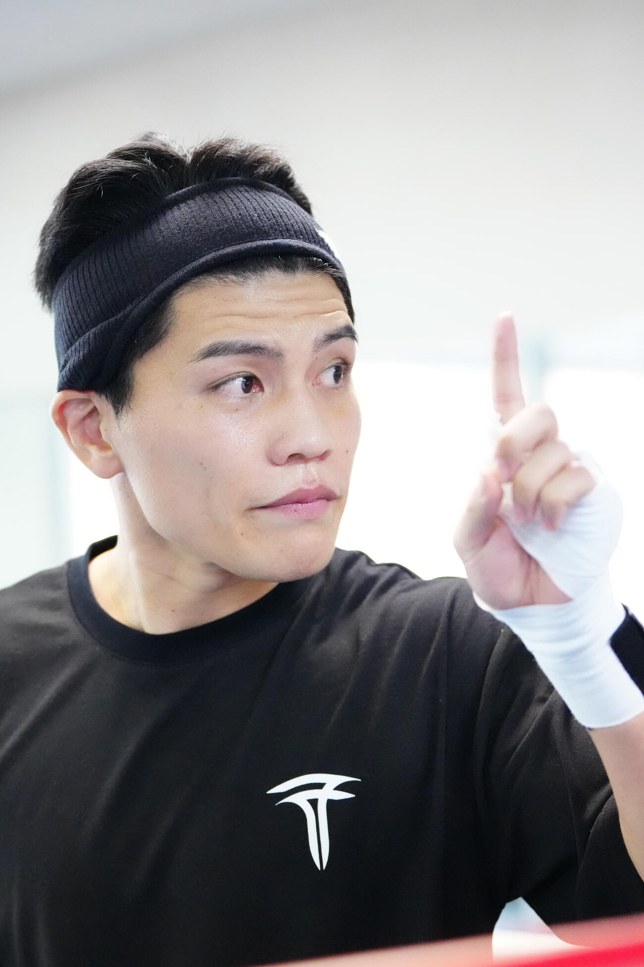練習中、水分補給する坪井智也（撮影・江口和貴）