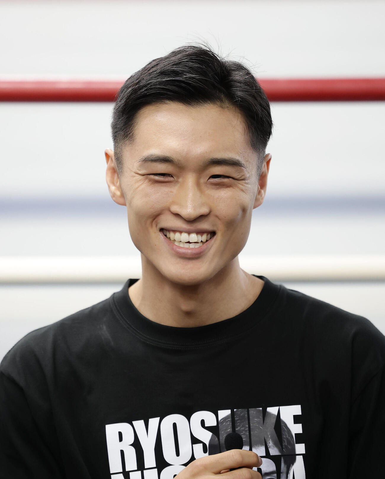 練習公開前の会見で笑顔を見せる西田凌佑（撮影・前田充）