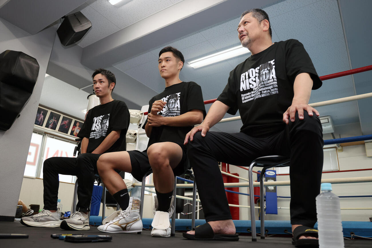 練習公開前、会見を行う西田凌佑（中央）。右は六島ジムの枝川孝会長、左は武市晃輔トレーナー（撮影・前田充）