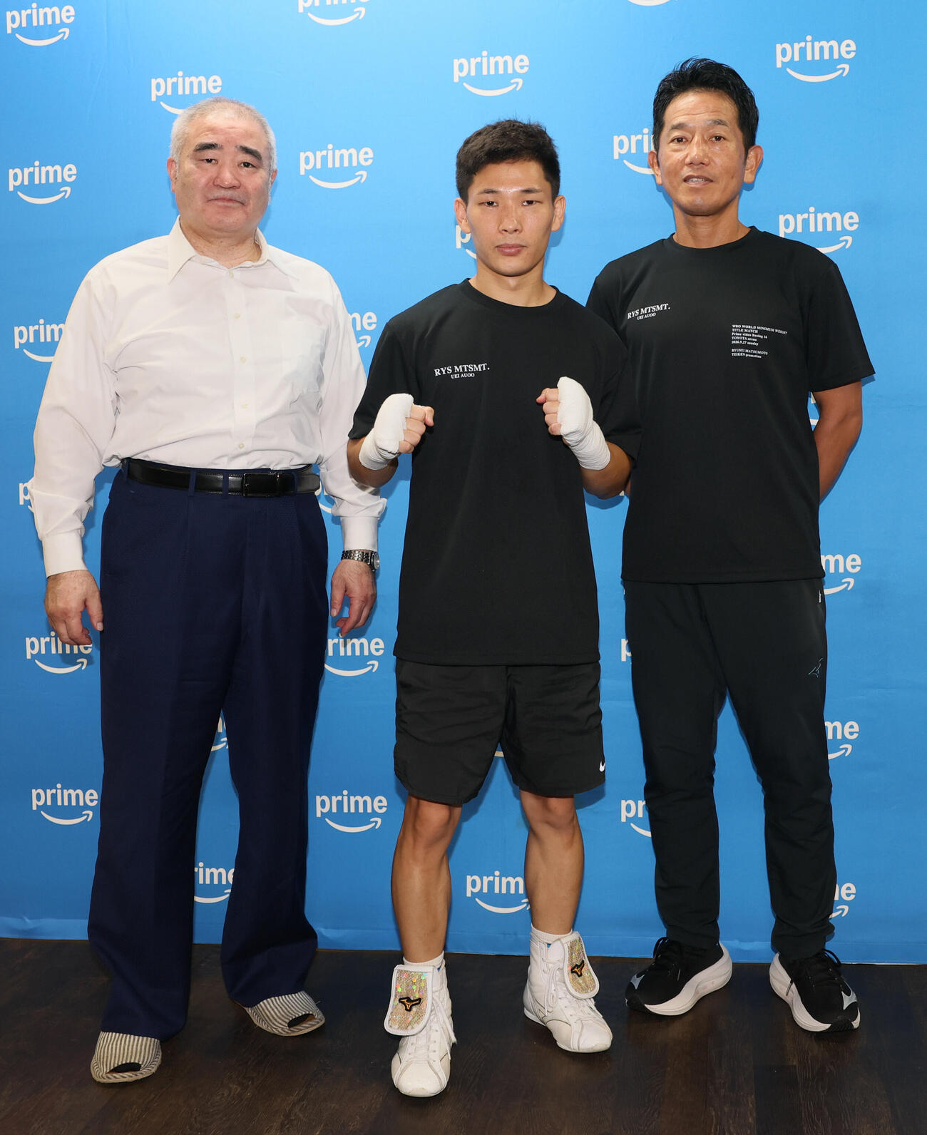 公開練習前に写真に納まる、左から帝拳ジム浜田剛史代表、松本流星、田中繊大トレーナー（撮影・水谷安孝）