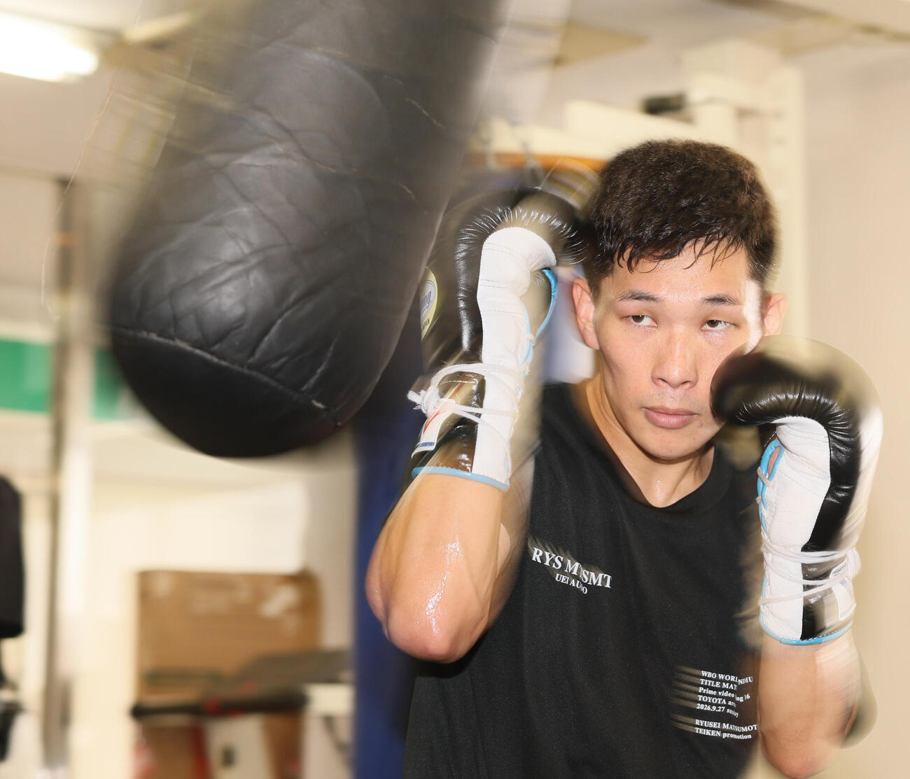 公開練習でサンドバッグを叩く松本流星（撮影・水谷安孝）