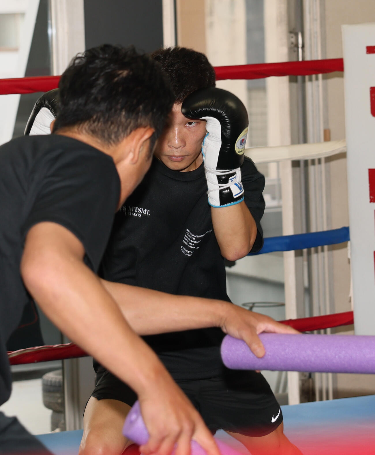 公開練習でスティックミットトレーニングをする松本流星（撮影・水谷安孝）