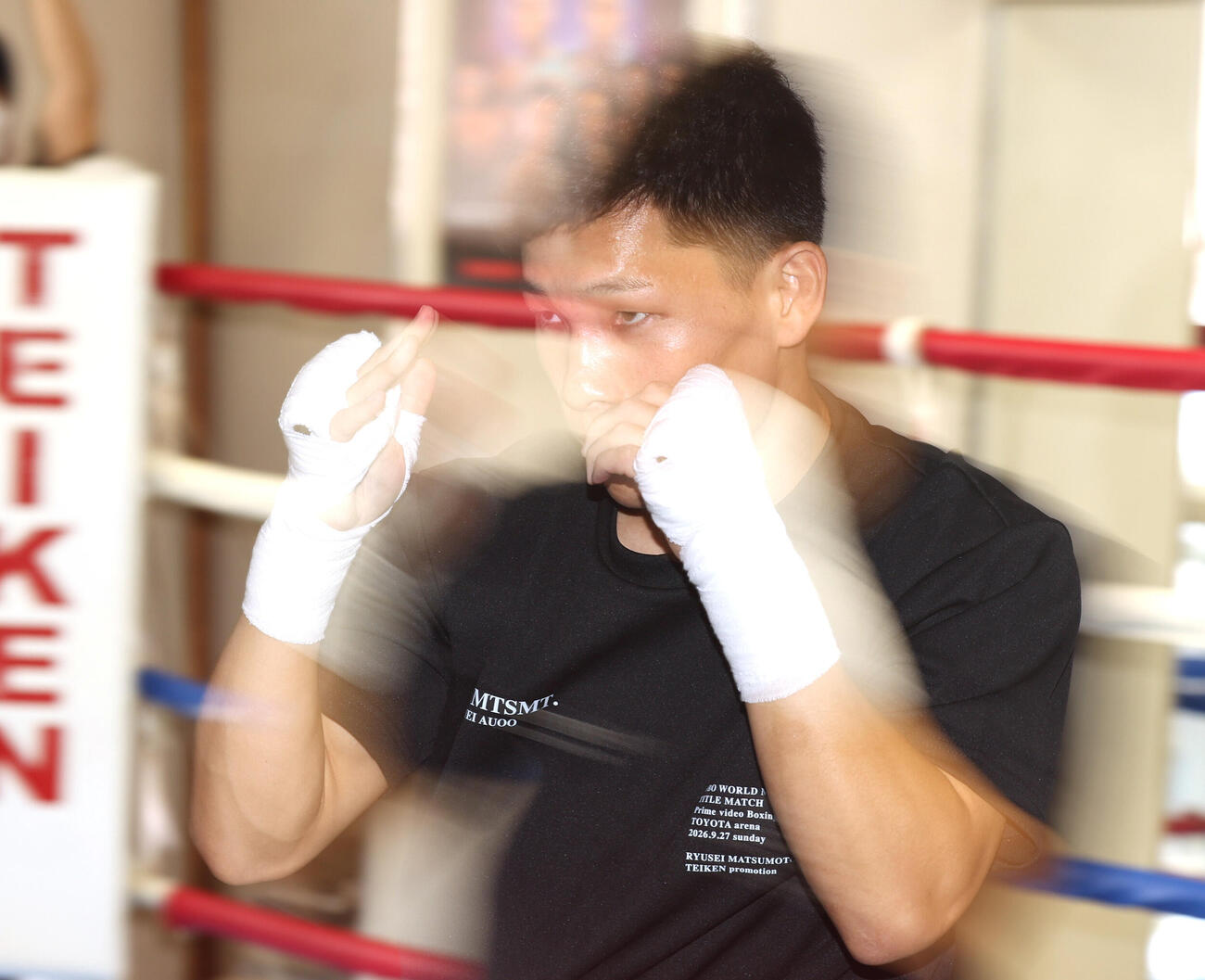 公開練習でシャドーボクシングをする松本流星（撮影・水谷安孝）