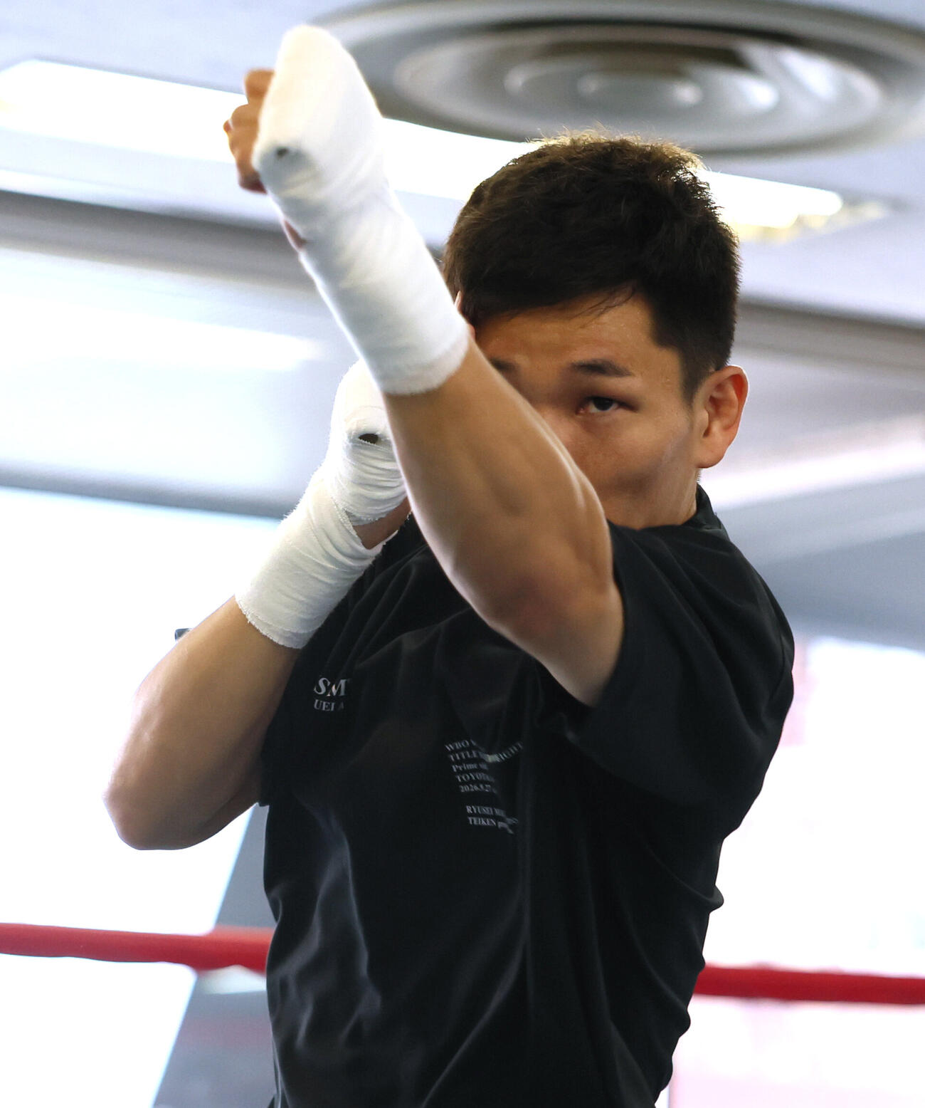 公開練習でシャドーボクシングをする松本流星（撮影・水谷安孝）