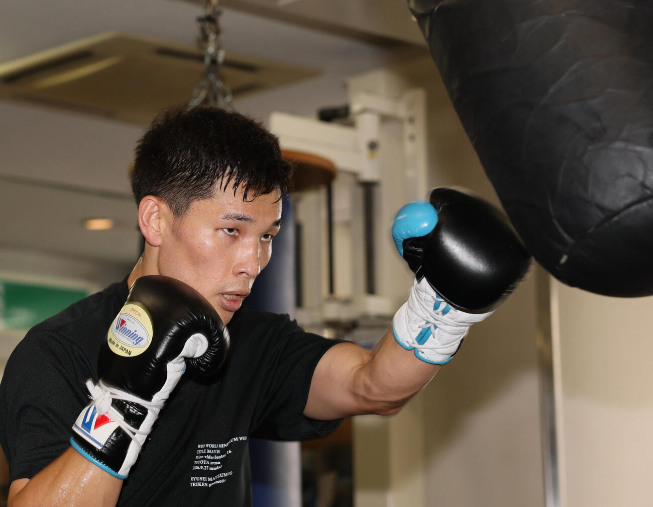 公開練習でサンドバッグを叩く松本流星（撮影・水谷安孝）