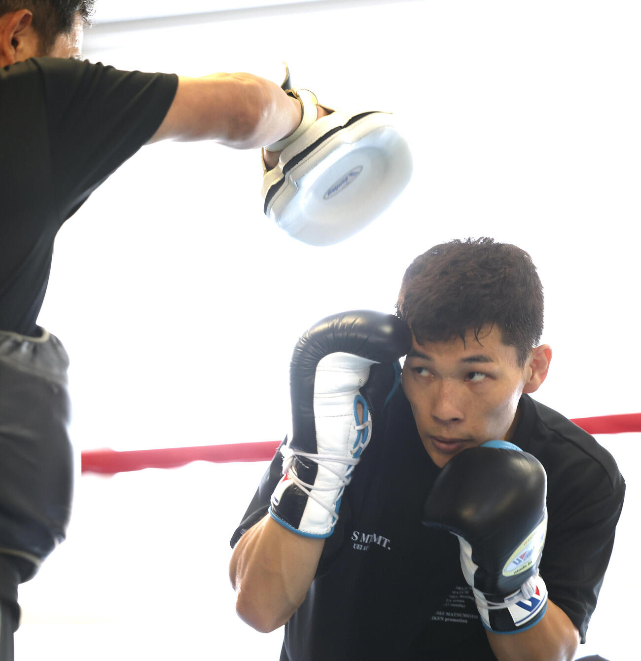 公開練習でミット打ちをする松本流星（撮影・水谷安孝）