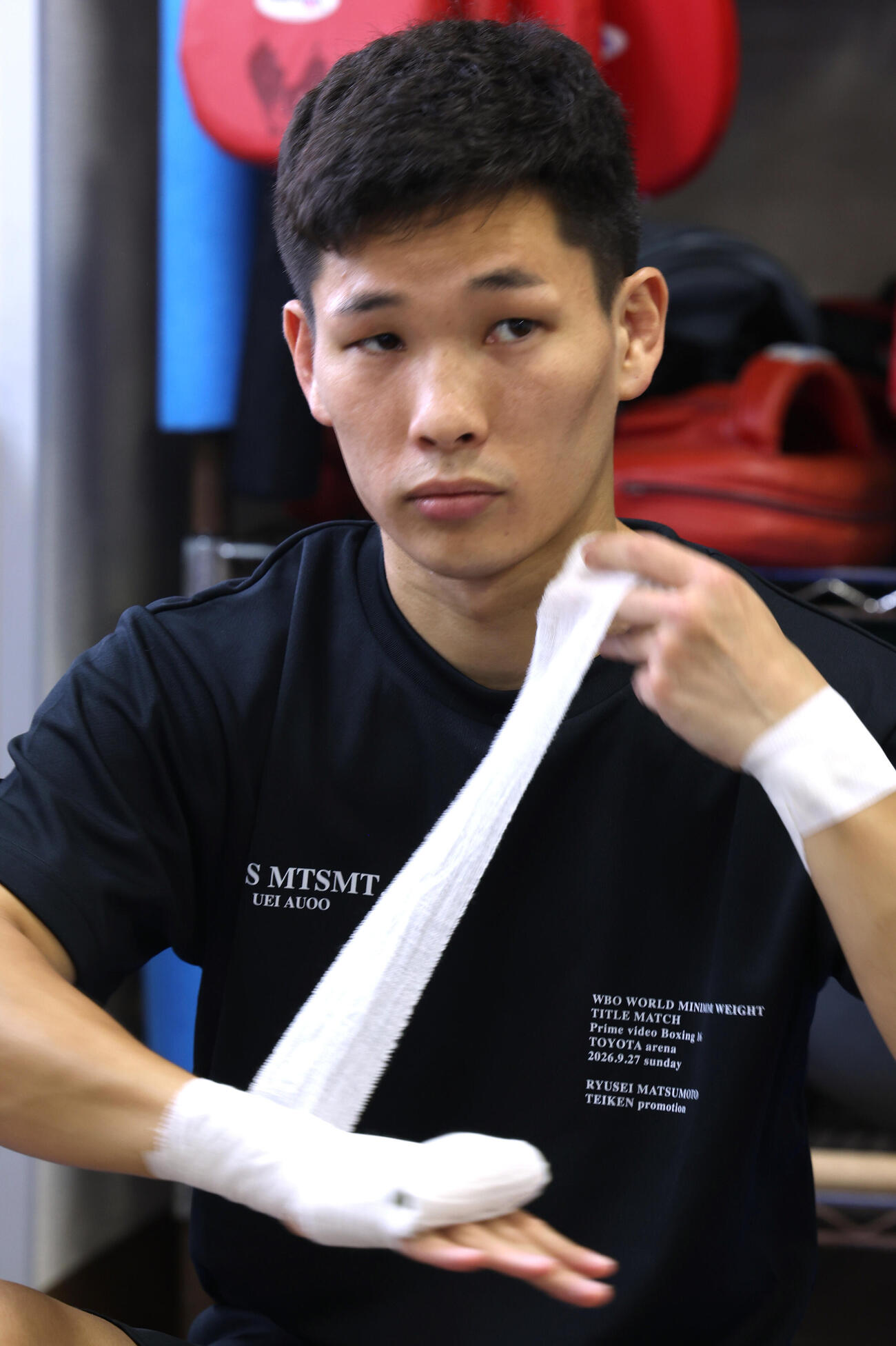 公開練習前にバンテージを巻く松本流星（撮影・水谷安孝）