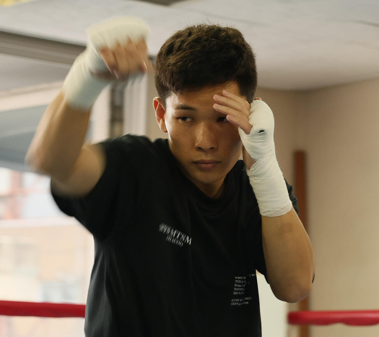 公開練習でシャドーボクシングをする松本流星（撮影・水谷安孝）