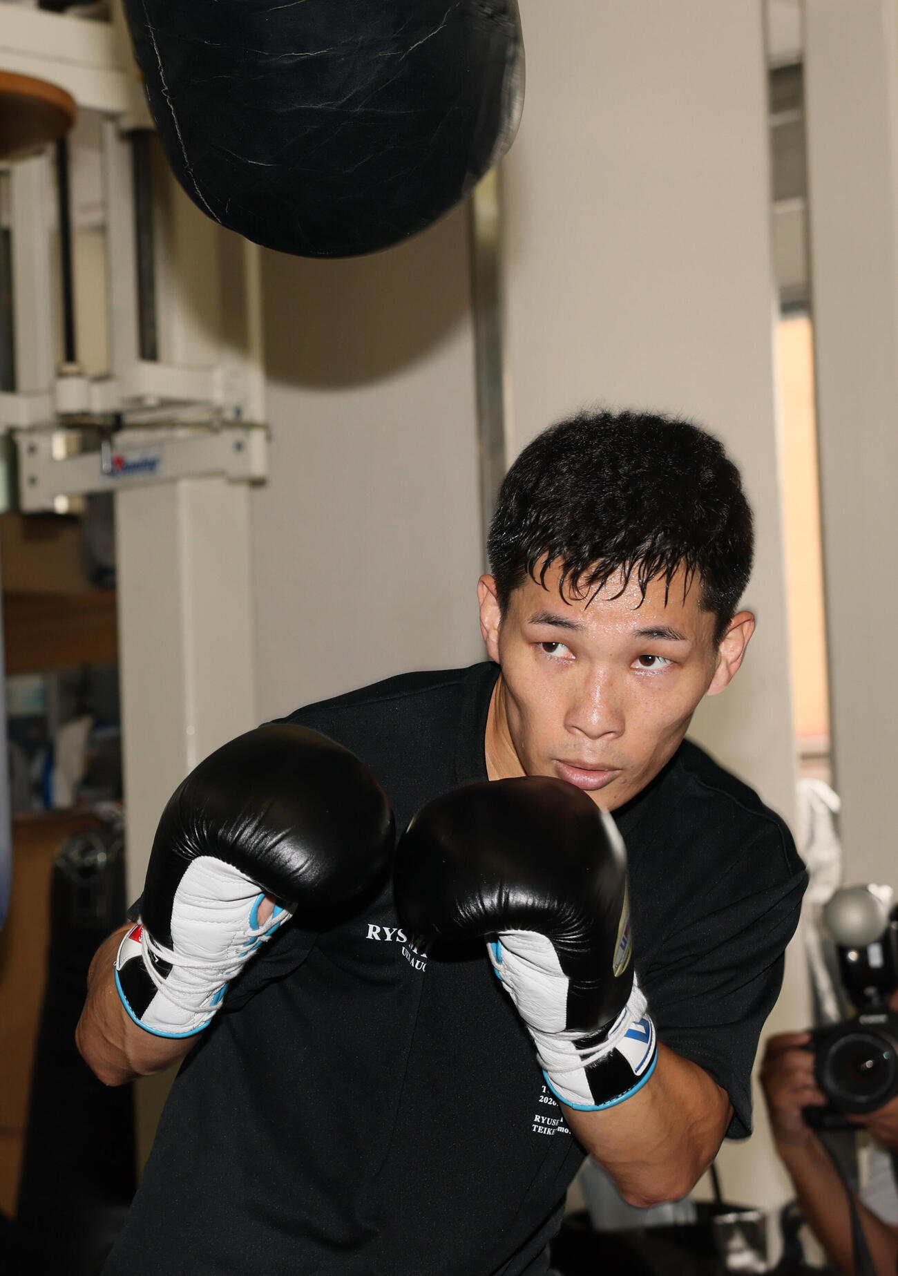 公開練習でサンドバッグを叩く松本流星（撮影・水谷安孝）