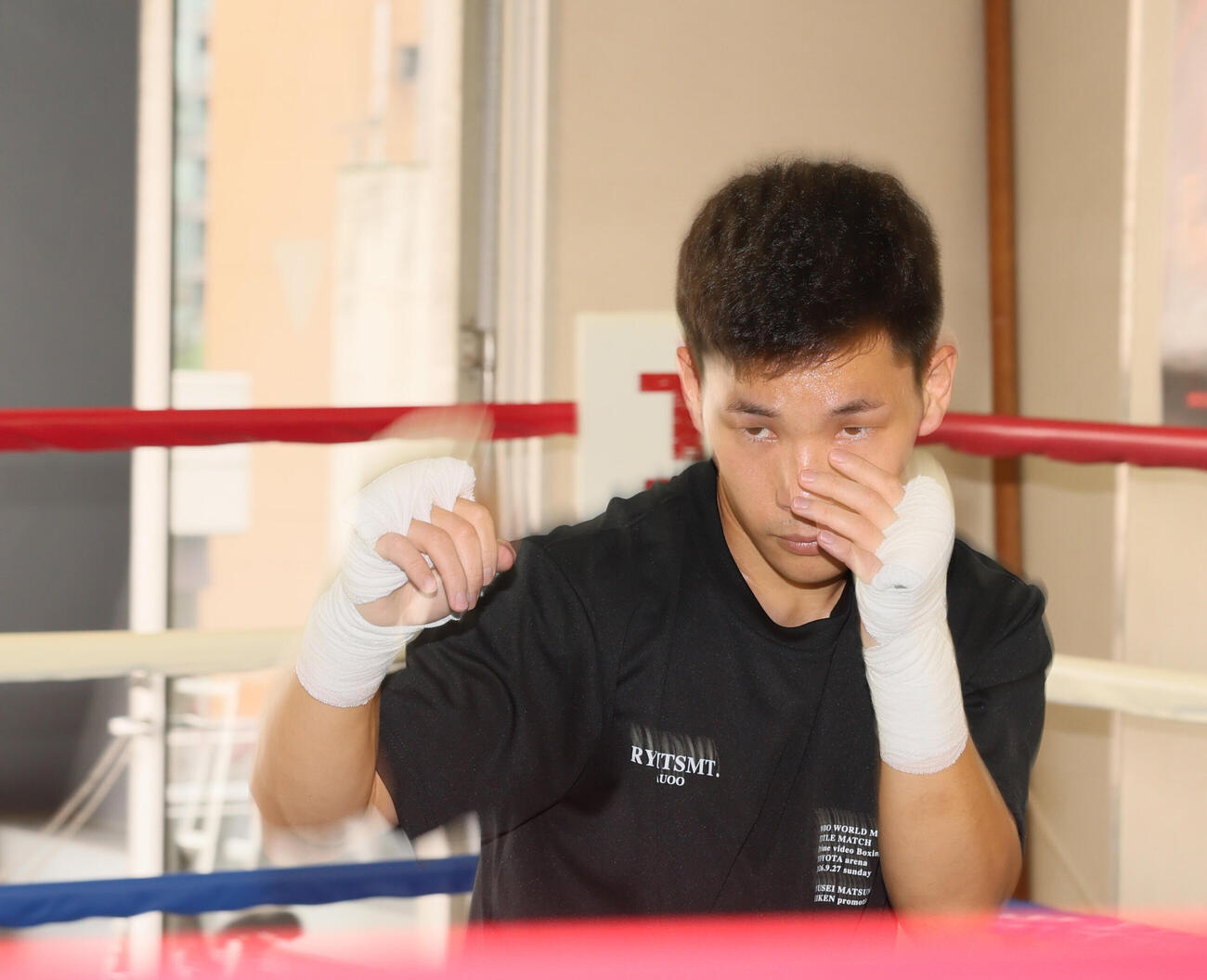 公開練習でシャドーボクシングを行う松本流星（撮影・水谷安孝）