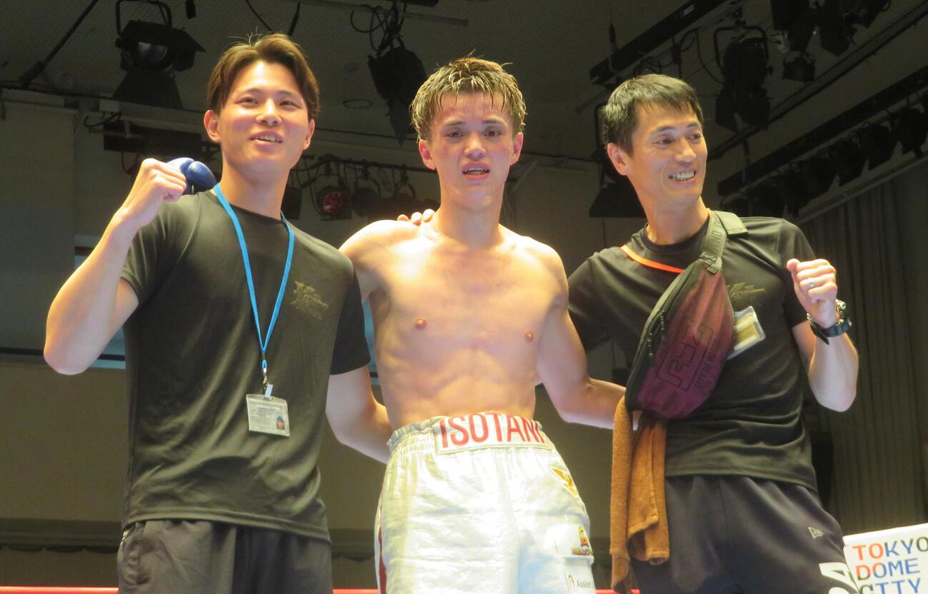 東日本新人王準決勝で勝利を飾った元世界王者・輪島功一氏の孫磯谷広太（中央）。左端はプロボクサーの兄大心、右端はトレーナーの父和広氏