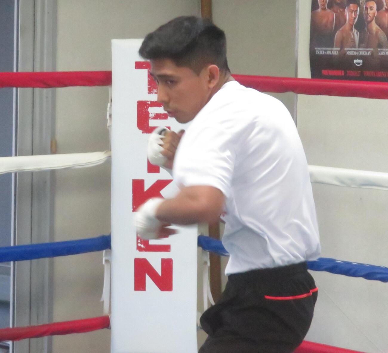 27日のWBO世界ミニマム級暫定王座決定戦を控える同級2位ラッセル・アコスタが公開練習