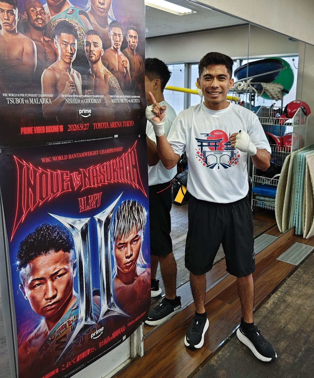 27日のWBO世界ミニマム級暫定王座決定戦を控える同級2位ラッセル・アコスタが公開練習。自身が入るポスターを指さす