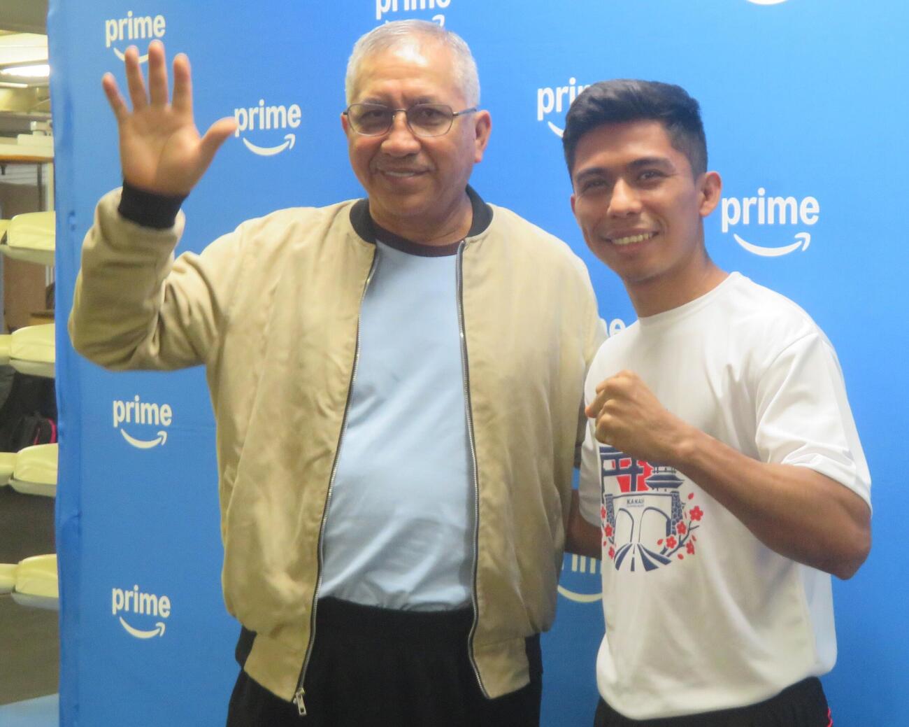 27日のWBO世界ミニマム級暫定王座決定戦を控える同級2位ラッセル・アコスタ（右）が公開練習。陣営と写真撮影