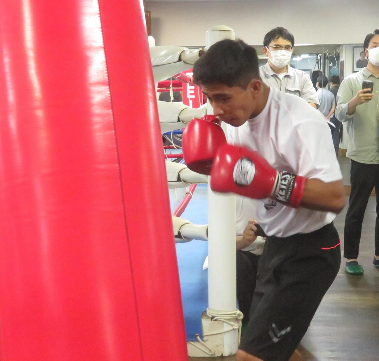 27日のWBO世界ミニマム級暫定王座決定戦を控える同級2位ラッセル・アコスタが公開練習。サンドバッグ打ちを披露
