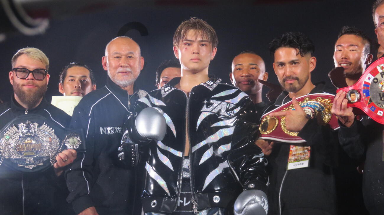 東洋太平洋、WBOアジア・パシフィック、日本ウエルター級王座を統一した佐々木尽（中央）