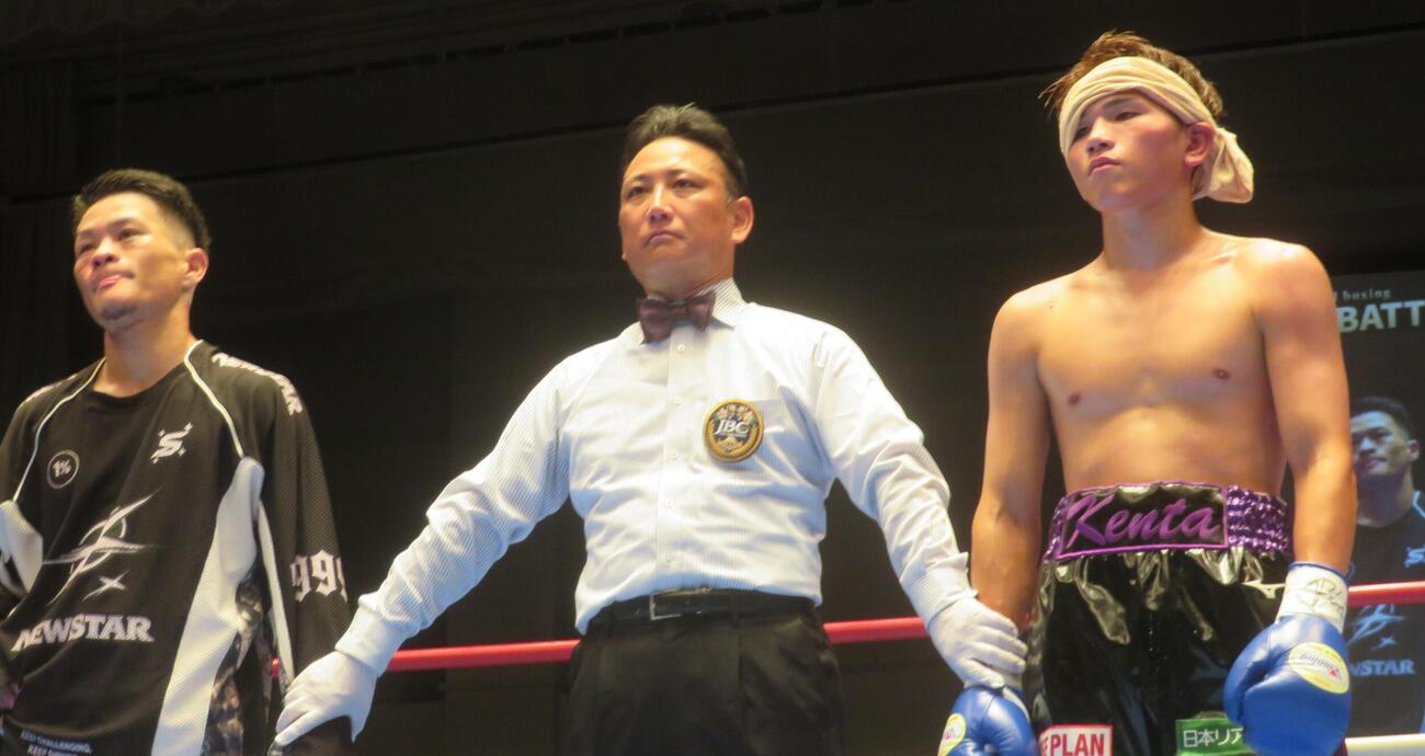 日本ユース・フェザー級王者友良瑠偉斗（左端）に判定負けを喫した山川健太（右端）