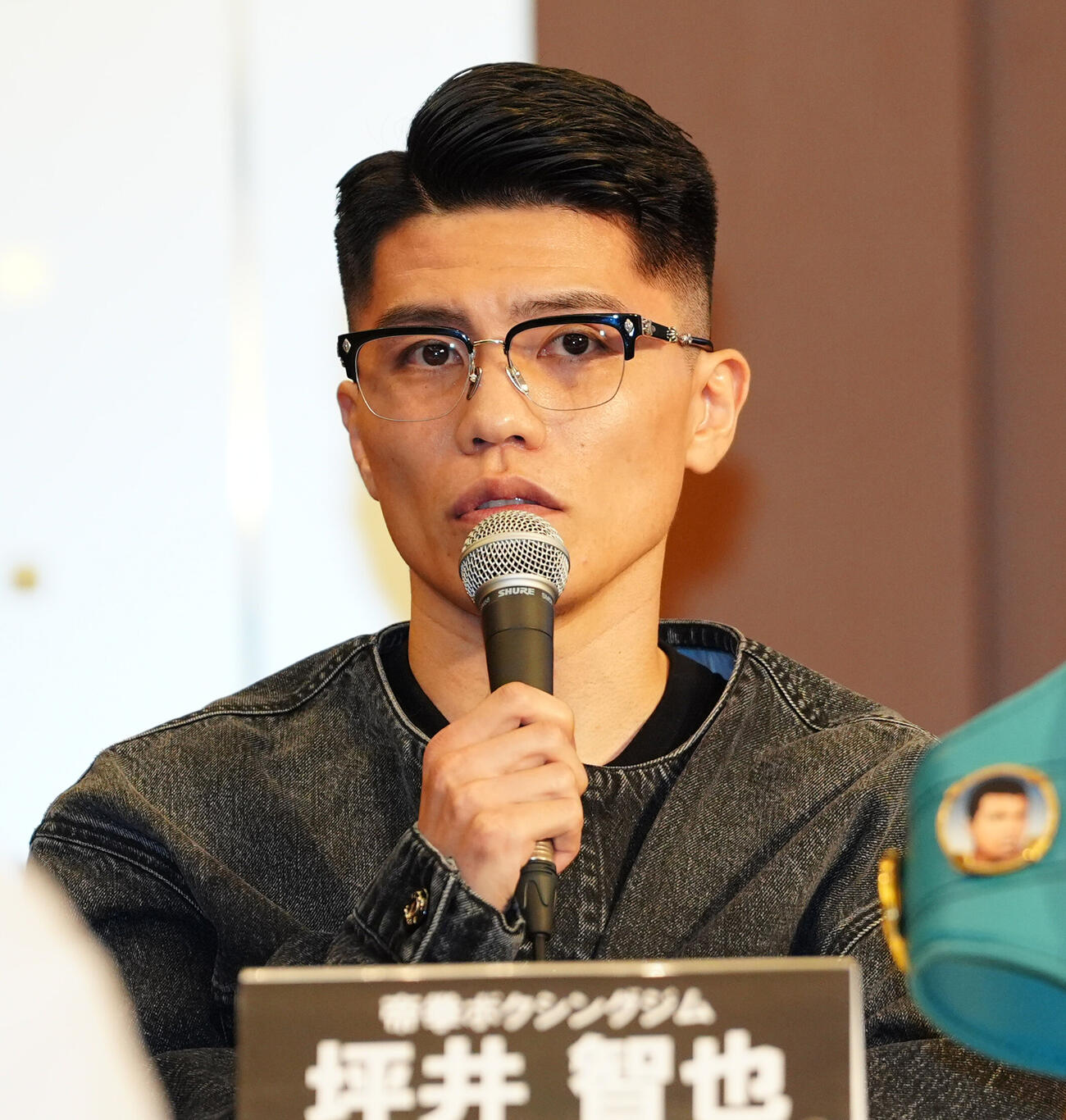会見で意気込みを語る坪井智也（撮影・清水貴仁）