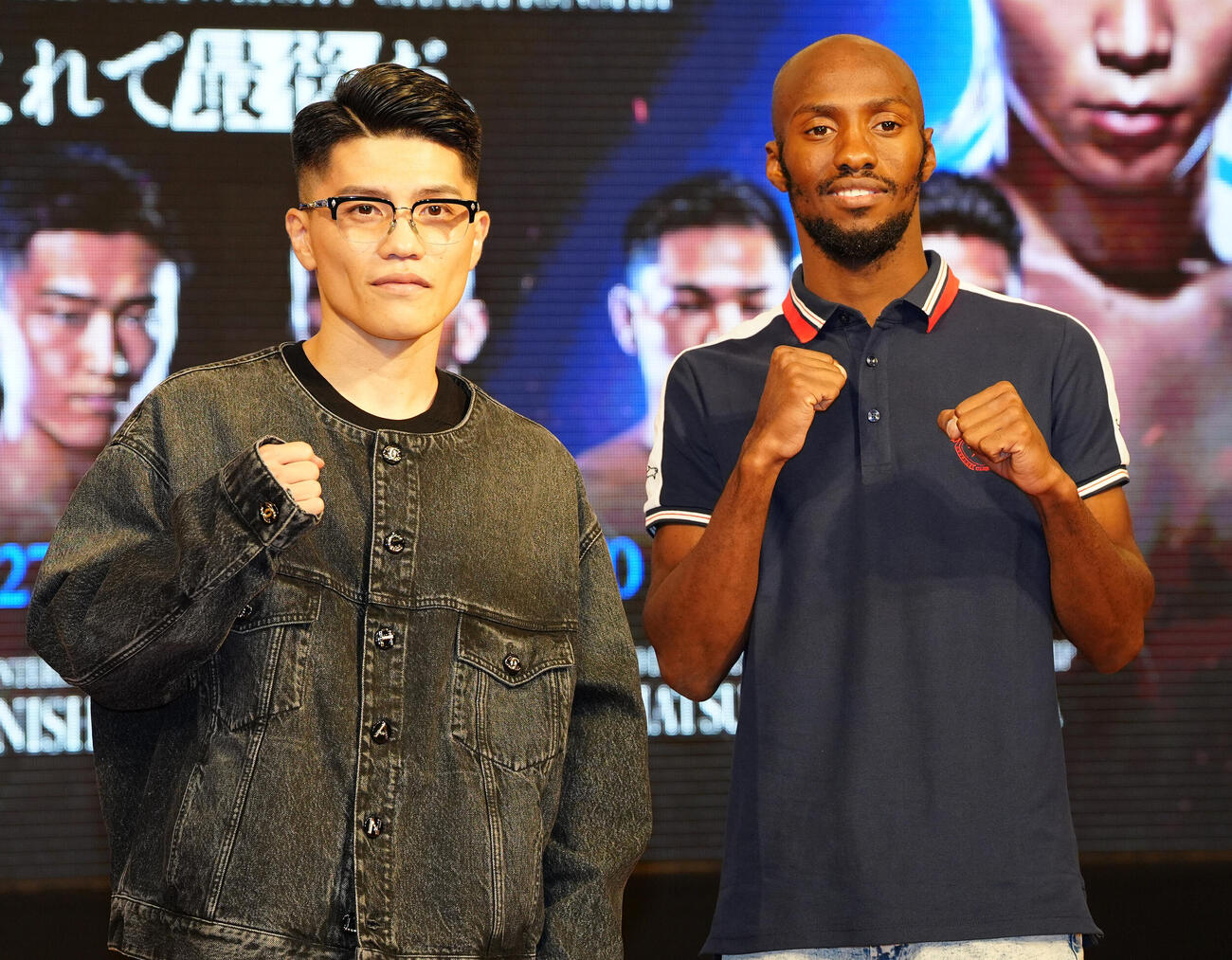 会見後、ポーズを決める坪井智也（左）とリカルド・マラジカ（撮影・清水貴仁）