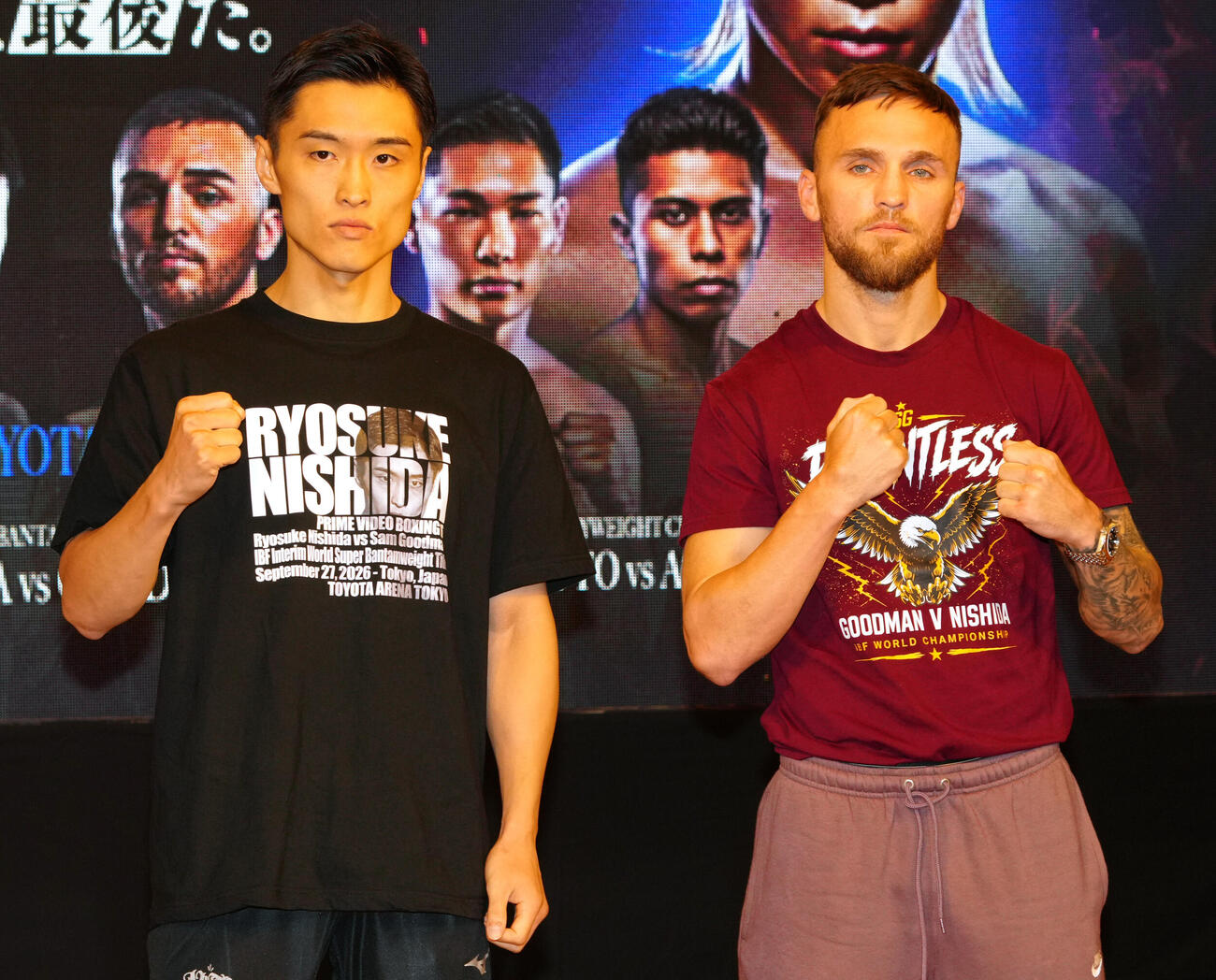 会見後、ポーズを決める西田凌佑（左）とサム・グッドマン（撮影・清水貴仁）