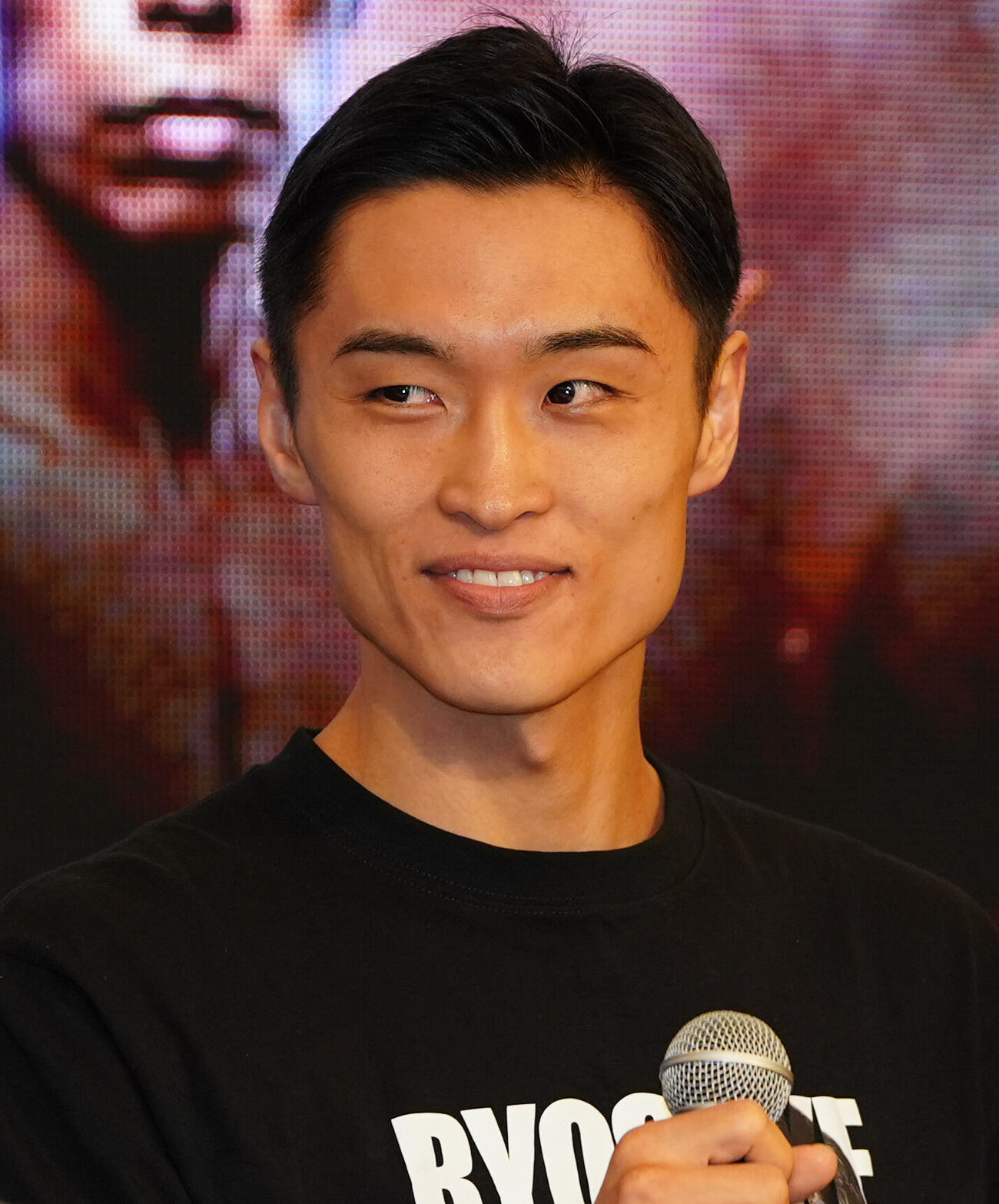 会見で意気込みを語る西田凌佑（撮影・清水貴仁）