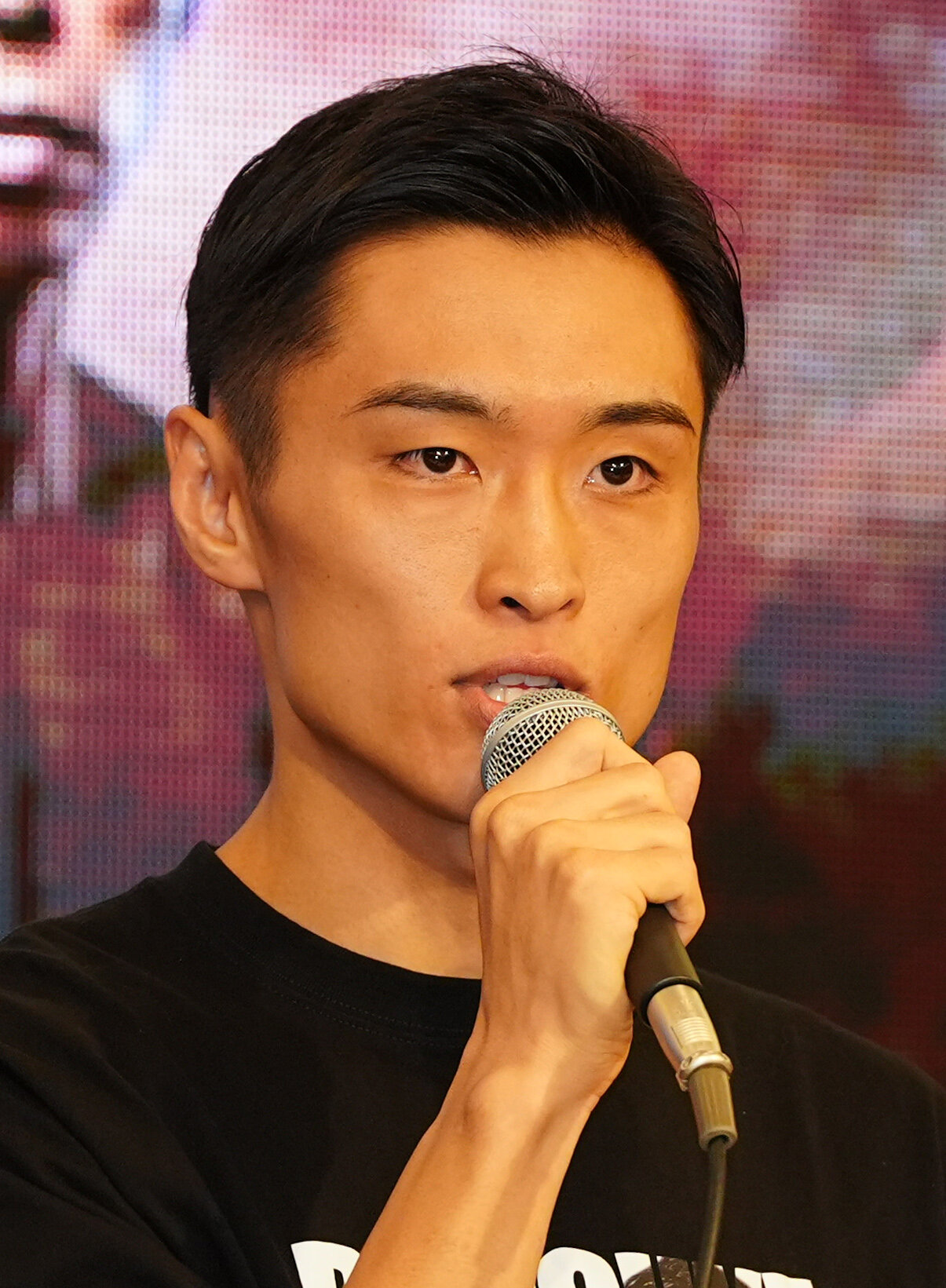 会見で意気込みを語る西田凌佑（撮影・清水貴仁）