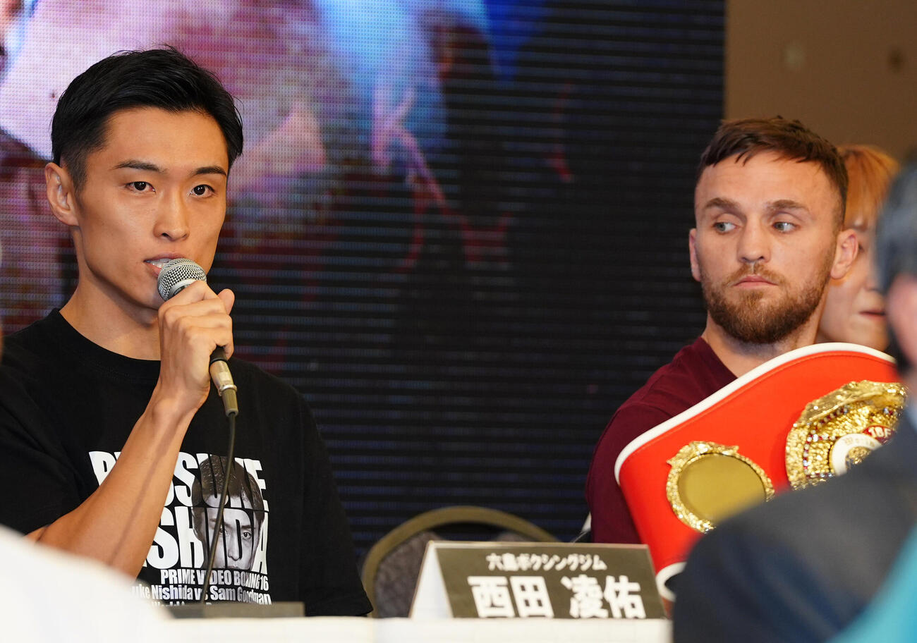 会見で意気込みを語る西田凌佑、右は対戦相手のサム・グッドマン（撮影・清水貴仁）