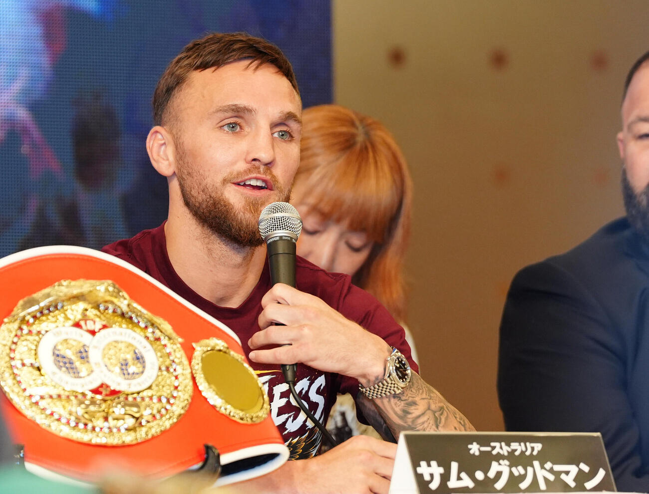 会見を行う西田凌佑の対戦相手のサム・グッドマン（撮影・清水貴仁）