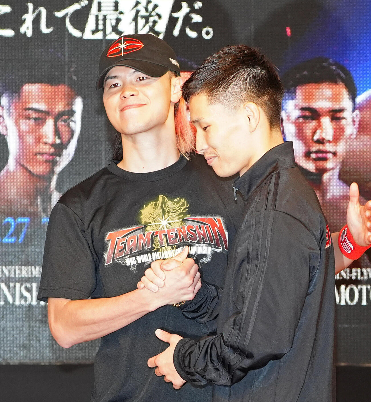 会見後、松本流星（右）と握手を交わす那須川天心（撮影・清水貴仁）