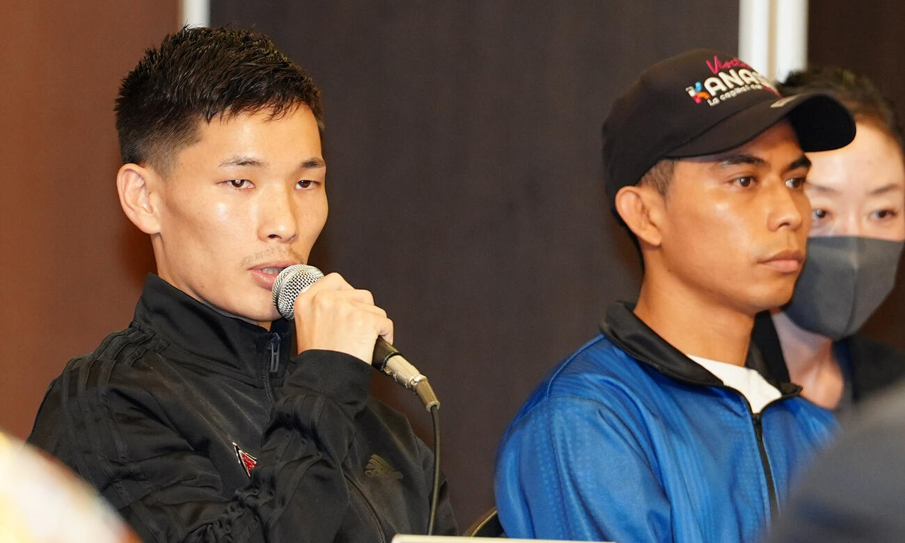 会見で意気込みを語る松本流星（左）（撮影・清水貴仁）